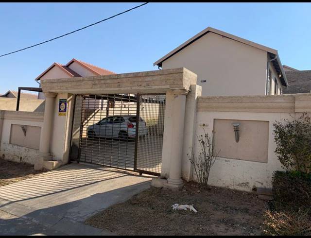 3 BEDROOM HOUSE FOR SALE IN FLEURHOF